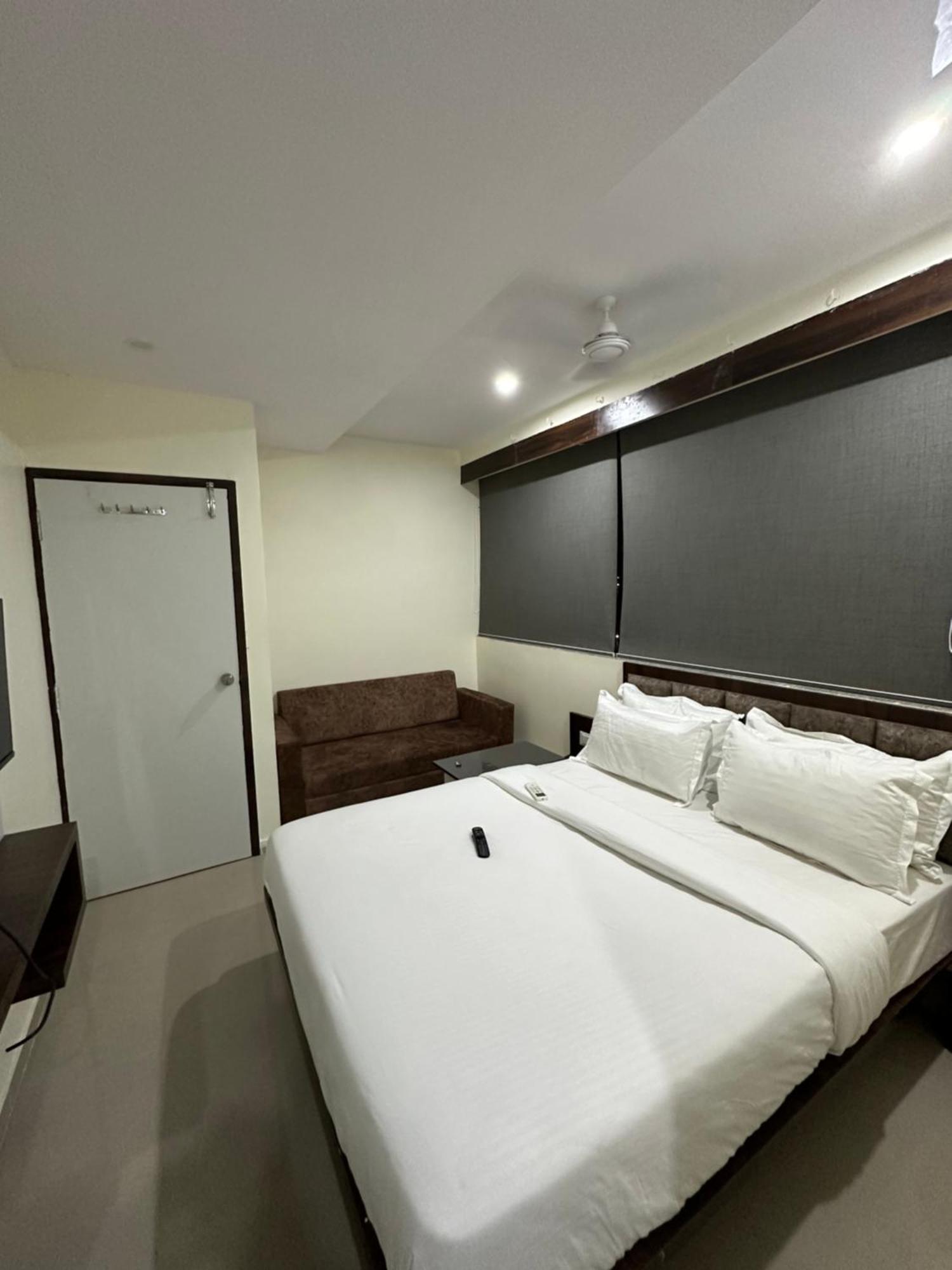 Hotel Golden View Вадодара Экстерьер фото